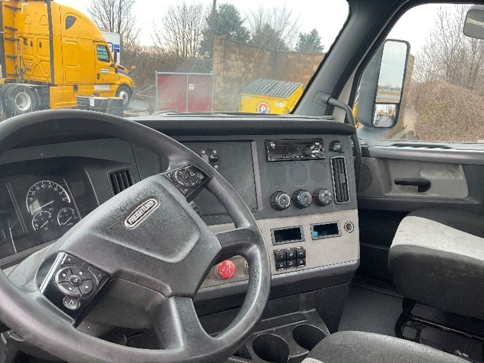 Day Cab Tractor-Heavy Duty Tractors-Freightliner-2019-T11664ST-Perrysburg-OH-493,959\n\t\tmiles-$ 41,750 - Image 10