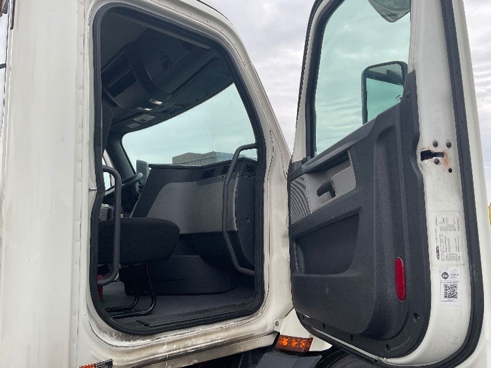 Day Cab Tractor-Heavy Duty Tractors-Freightliner-2019-T11664ST-Perrysburg-OH-493,959\n\t\tmiles-$ 41,750 - Image 12