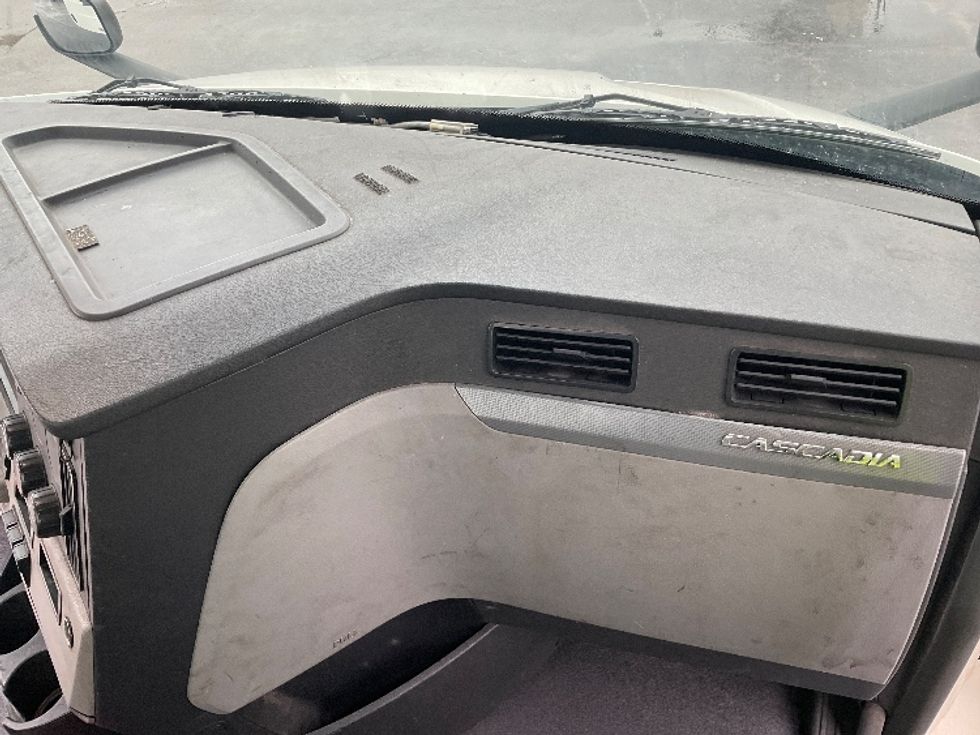 Day Cab Tractor-Heavy Duty Tractors-Freightliner-2019-T11664ST-Perrysburg-OH-493,959\n\t\tmiles-$ 41,750 - Image 13