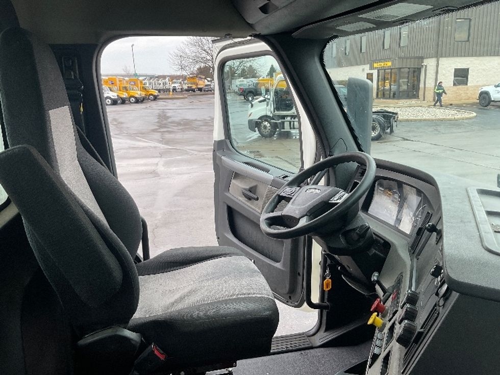 Day Cab Tractor-Heavy Duty Tractors-Freightliner-2019-T11664ST-Perrysburg-OH-493,959\n\t\tmiles-$ 41,750 - Image 14