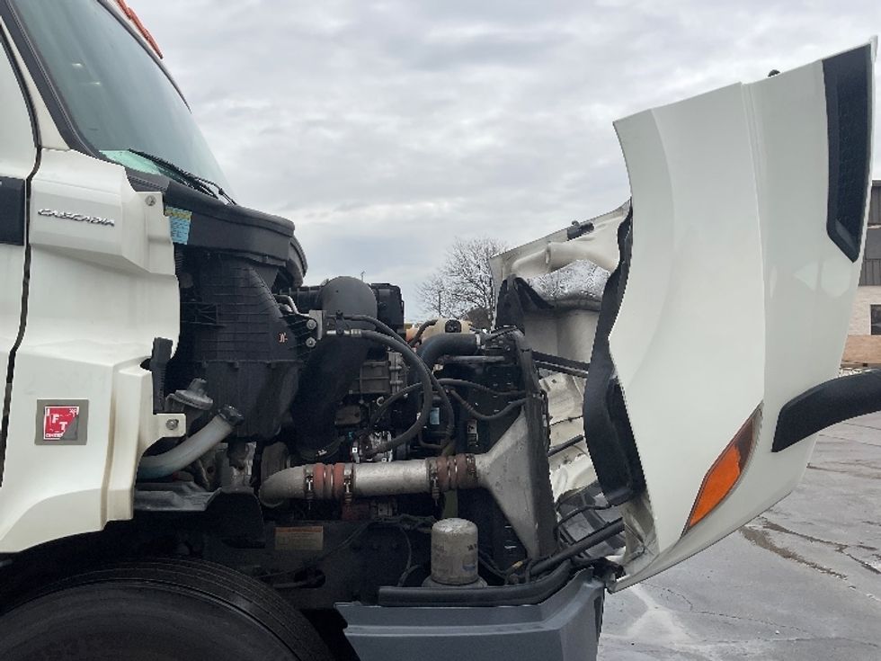 Day Cab Tractor-Heavy Duty Tractors-Freightliner-2019-T11664ST-Perrysburg-OH-493,959\n\t\tmiles-$ 41,750 - Image 15