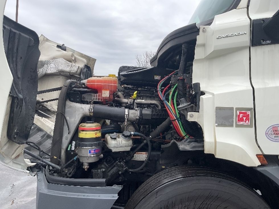 Day Cab Tractor-Heavy Duty Tractors-Freightliner-2019-T11664ST-Perrysburg-OH-493,959\n\t\tmiles-$ 41,750 - Image 16