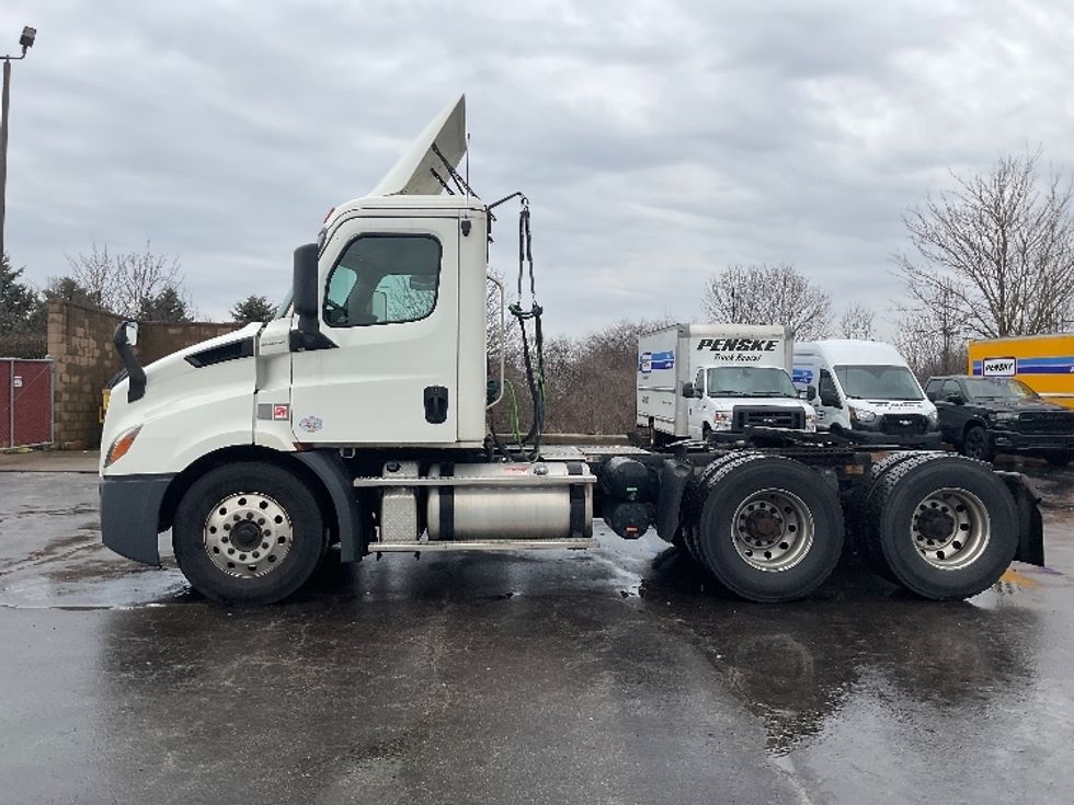 Day Cab Tractor-Heavy Duty Tractors-Freightliner-2019-T11664ST-Perrysburg-OH-493,959\n\t\tmiles-$ 41,750 - Image 4