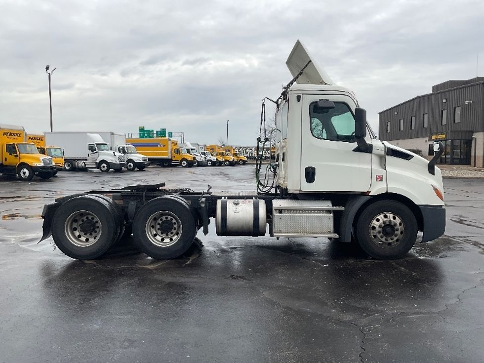 Day Cab Tractor-Heavy Duty Tractors-Freightliner-2019-T11664ST-Perrysburg-OH-493,959\n\t\tmiles-$ 41,750 - Image 8