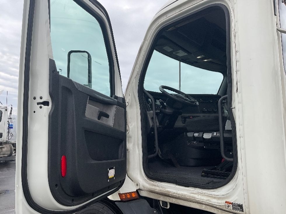 Day Cab Tractor-Heavy Duty Tractors-Freightliner-2019-T11664ST-Perrysburg-OH-493,959\n\t\tmiles-$ 41,750 - Image 9