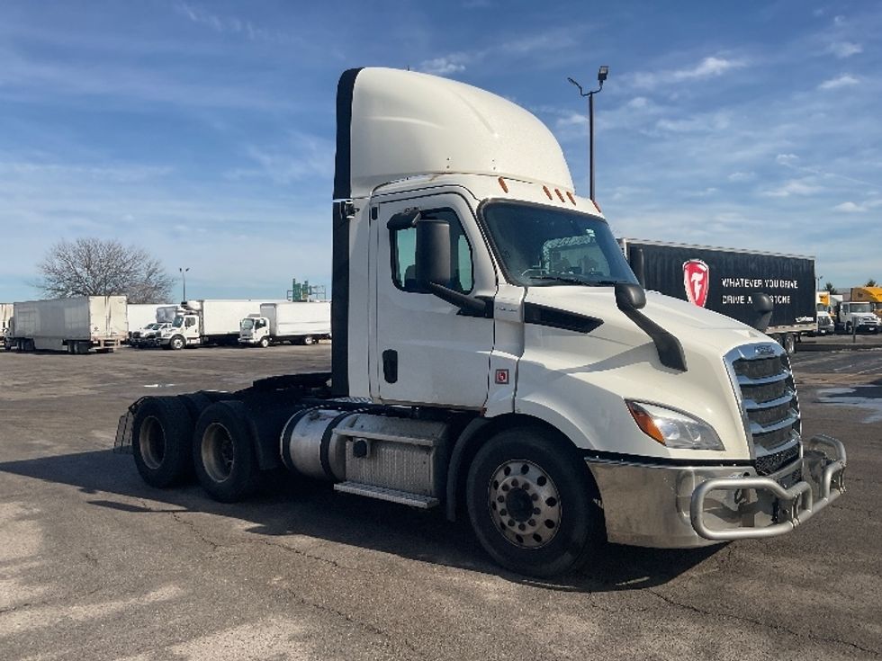 Day Cab Tractor-Heavy Duty Tractors-Freightliner-2019-T11664ST-Perrysburg-OH-712,106\n\t\tmiles-$ 27,750 - Image 1