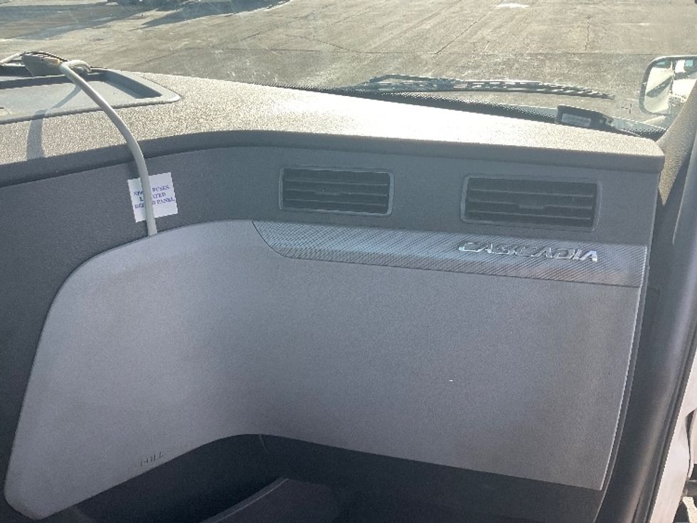 2019 Freightliner Cascadia 116" Day cab photo 13