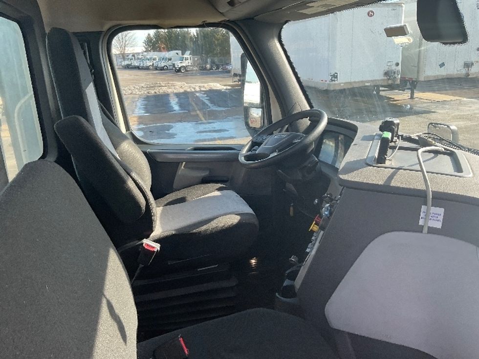 2019 Freightliner Cascadia 116" Day cab photo 14