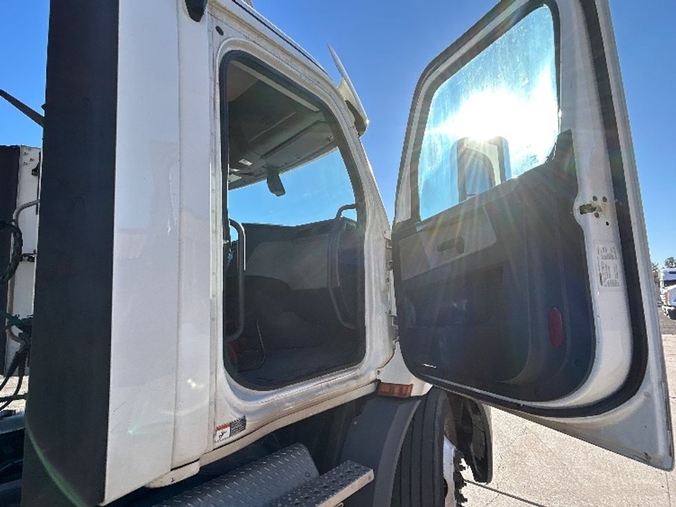 Day Cab Tractor-Heavy Duty Tractors-Freightliner-2019-T11664ST-Phoenix-AZ-112,922\n\t\tmiles-$ 53,500 - Image 12