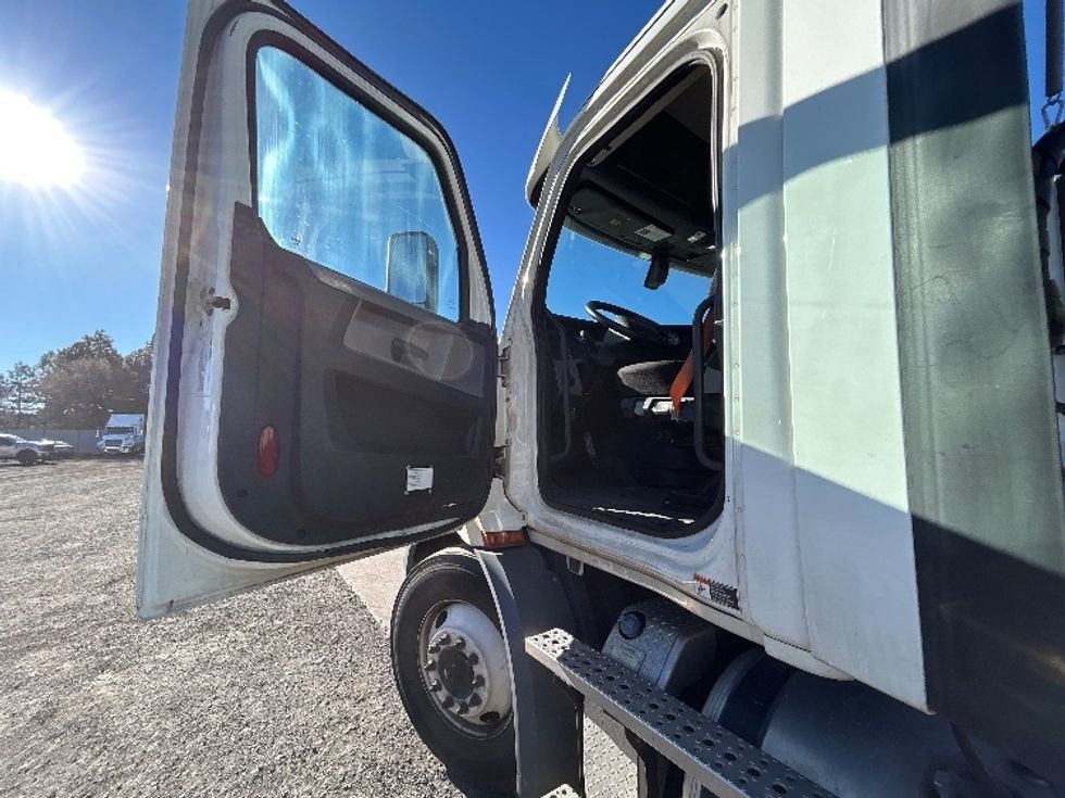 Day Cab Tractor-Heavy Duty Tractors-Freightliner-2019-T11664ST-Phoenix-AZ-112,922\n\t\tmiles-$ 53,500 - Image 9