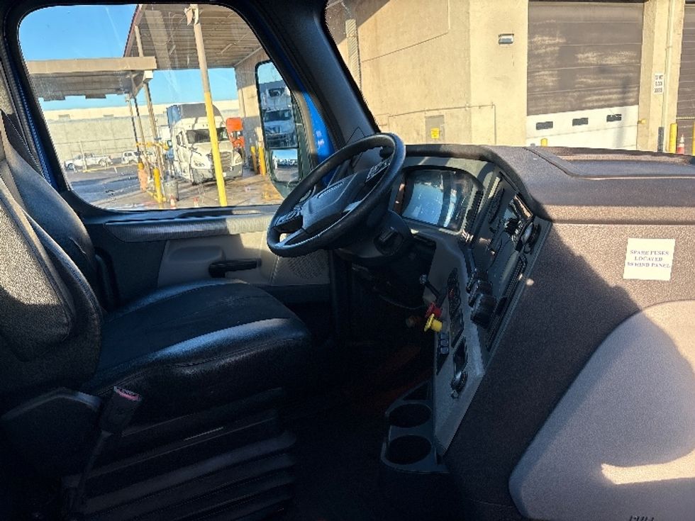 Day Cab Tractor-Heavy Duty Tractors-Freightliner-2019-T11664ST-Phoenix-AZ-186,498\n\t\tmiles-$ 53,500 - Image 14