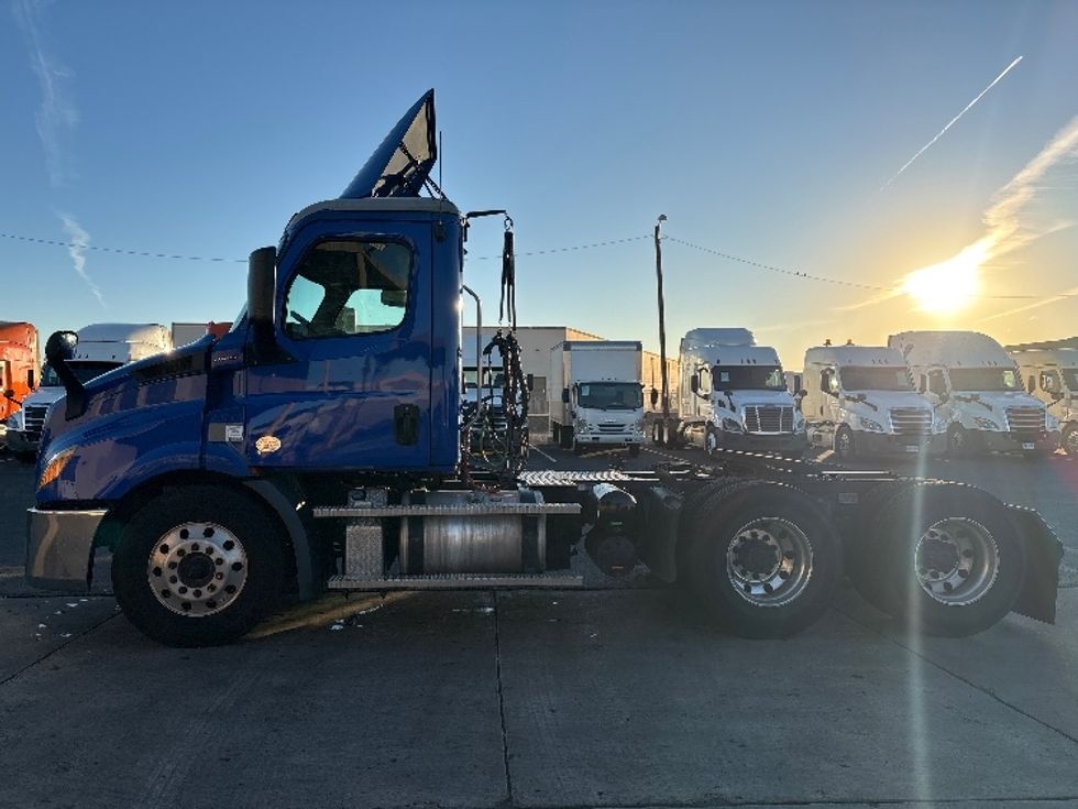 Day Cab Tractor-Heavy Duty Tractors-Freightliner-2019-T11664ST-Phoenix-AZ-186,498\n\t\tmiles-$ 53,500 - Image 4