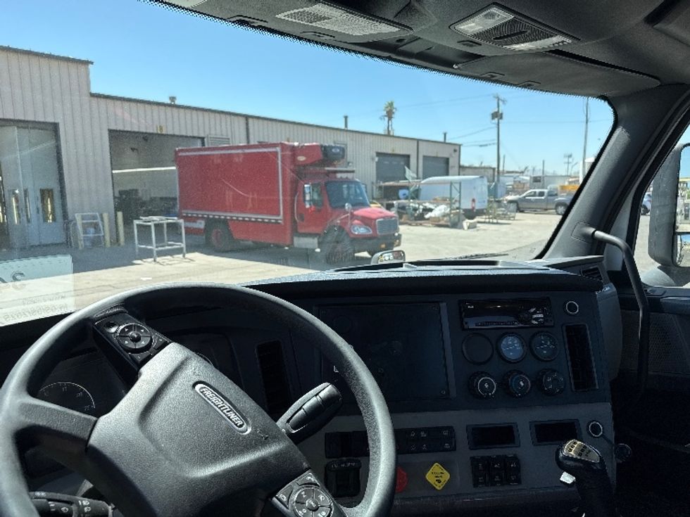 Day Cab Tractor-Heavy Duty Tractors-Freightliner-2019-T11664ST-Phoenix-AZ-411,107\n\t\tmiles-$ 43,750 - Image 10