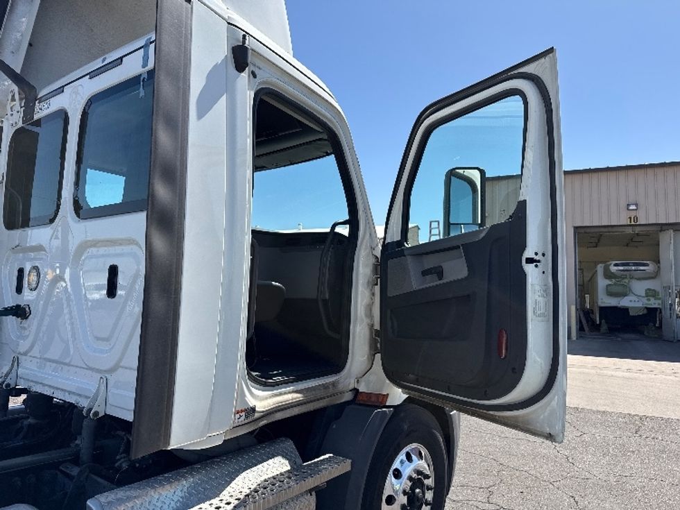 Day Cab Tractor-Heavy Duty Tractors-Freightliner-2019-T11664ST-Phoenix-AZ-411,107\n\t\tmiles-$ 43,750 - Image 12