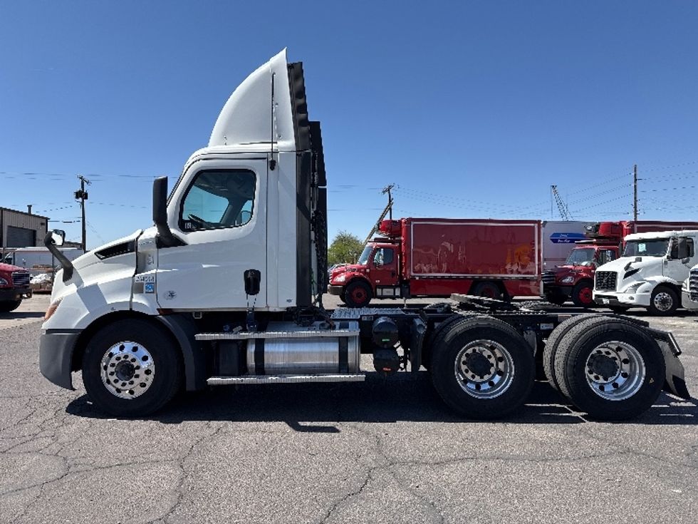 Day Cab Tractor-Heavy Duty Tractors-Freightliner-2019-T11664ST-Phoenix-AZ-411,107\n\t\tmiles-$ 43,750 - Image 4