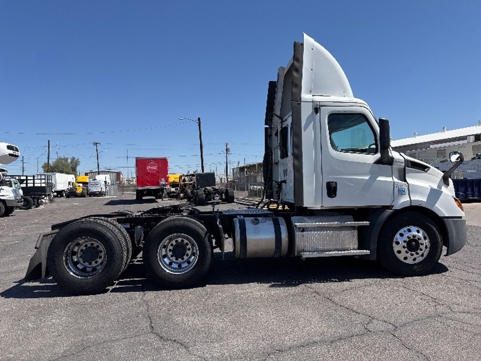 Day Cab Tractor-Heavy Duty Tractors-Freightliner-2019-T11664ST-Phoenix-AZ-411,107\n\t\tmiles-$ 43,750 - Image 8