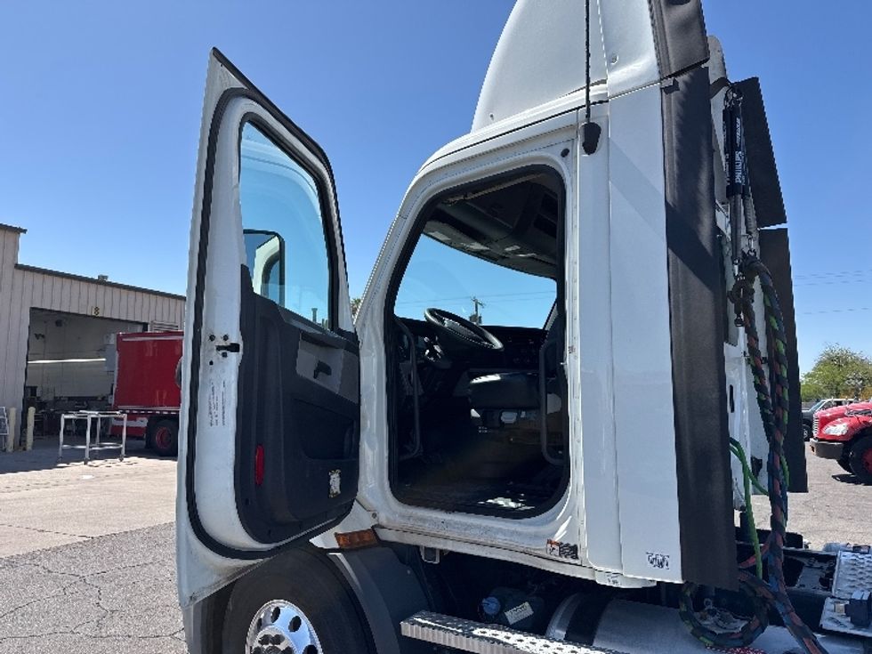 Day Cab Tractor-Heavy Duty Tractors-Freightliner-2019-T11664ST-Phoenix-AZ-411,107\n\t\tmiles-$ 43,750 - Image 9