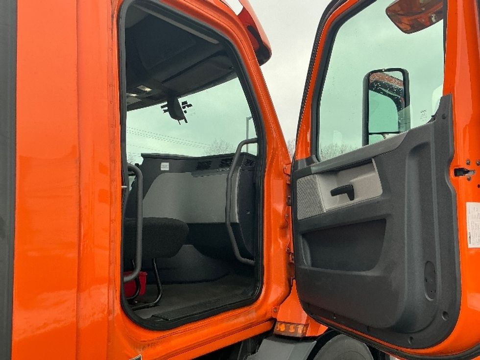 Day Cab Tractor-Heavy Duty Tractors-Freightliner-2019-T11664ST-Piqua-OH-377,078\n\t\tmiles-$ 37,750 - Image 12