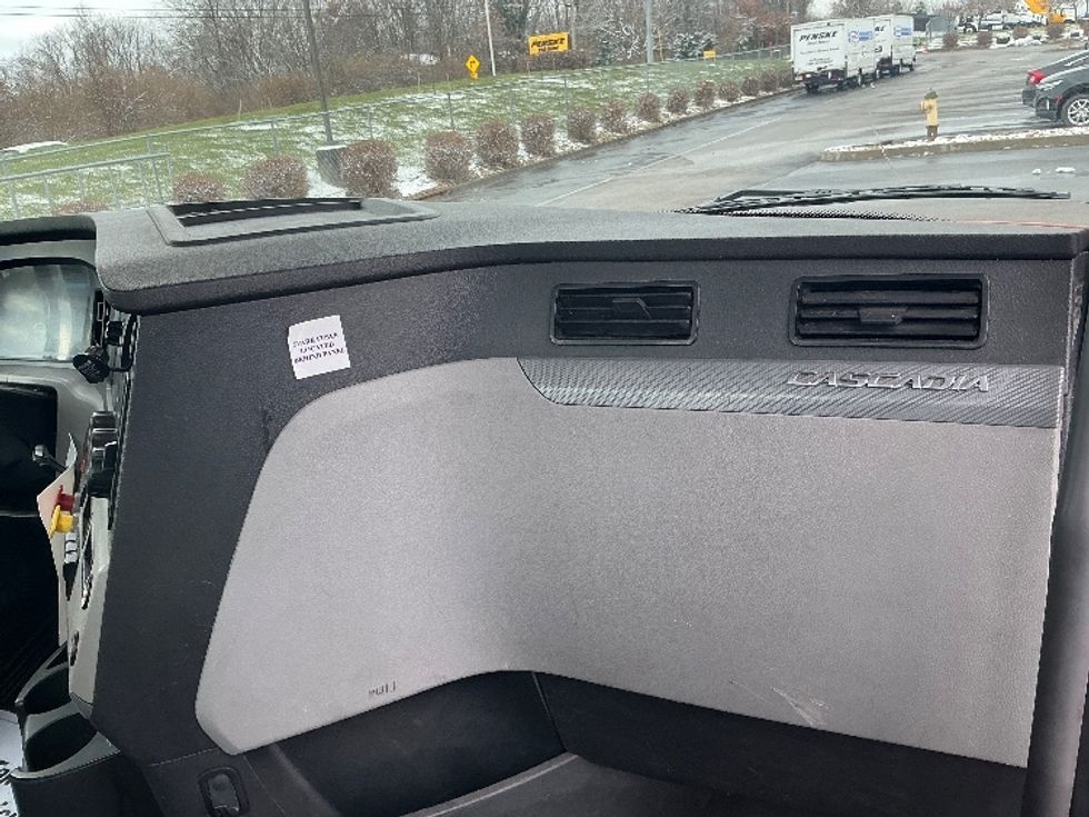 Day Cab Tractor-Heavy Duty Tractors-Freightliner-2019-T11664ST-Piqua-OH-377,078\n\t\tmiles-$ 37,750 - Image 13