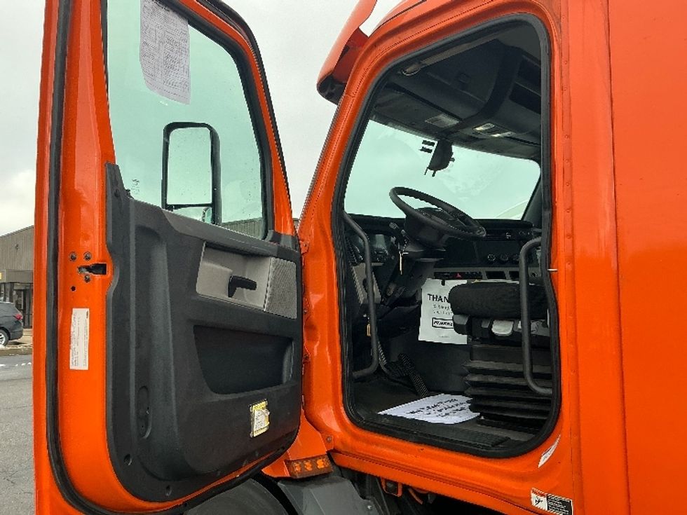 Day Cab Tractor-Heavy Duty Tractors-Freightliner-2019-T11664ST-Piqua-OH-377,078\n\t\tmiles-$ 37,750 - Image 9