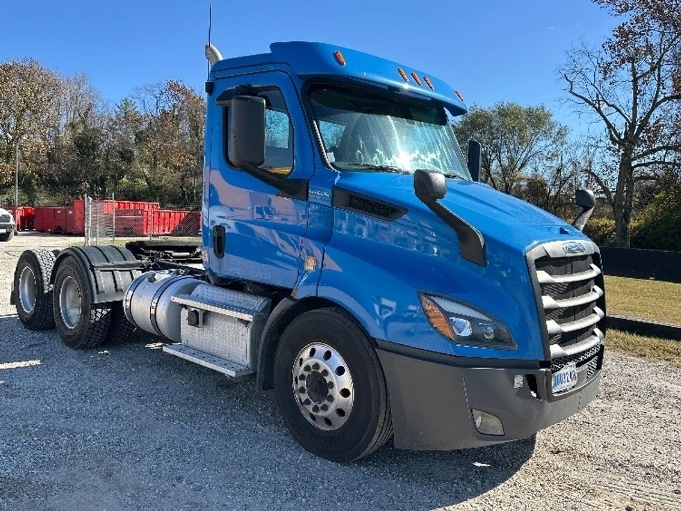 Day Cab Tractor-Heavy Duty Tractors-Freightliner-2019-T11664ST-Prince George-VA-302,468\n\t\tmiles-$ 48,000 - Image 1