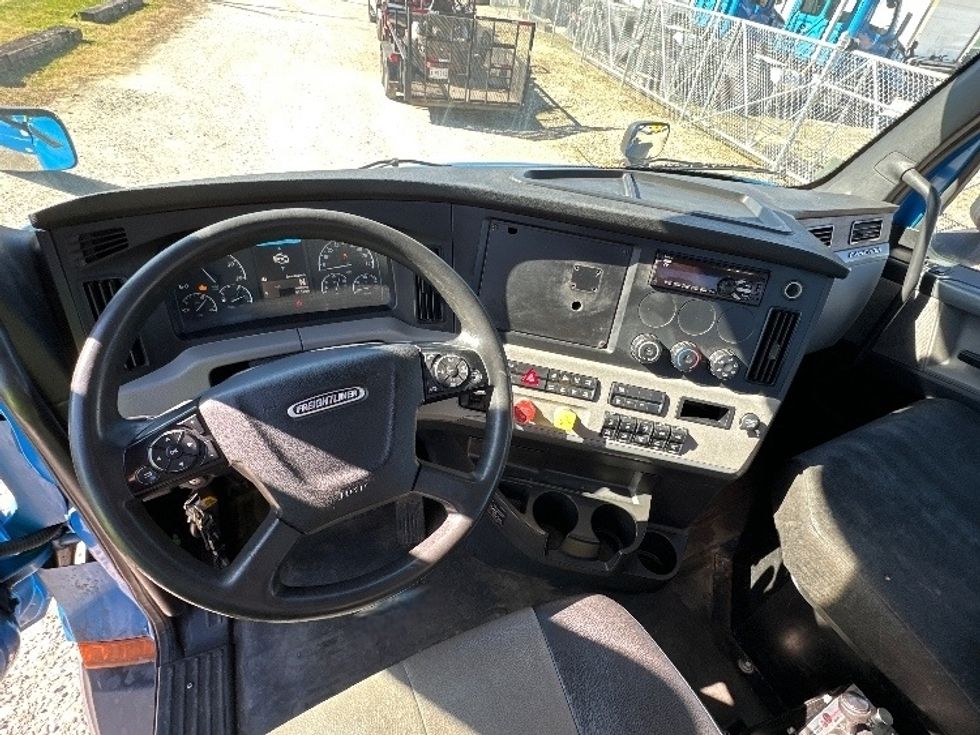 Day Cab Tractor-Heavy Duty Tractors-Freightliner-2019-T11664ST-Prince George-VA-302,468\n\t\tmiles-$ 48,000 - Image 11