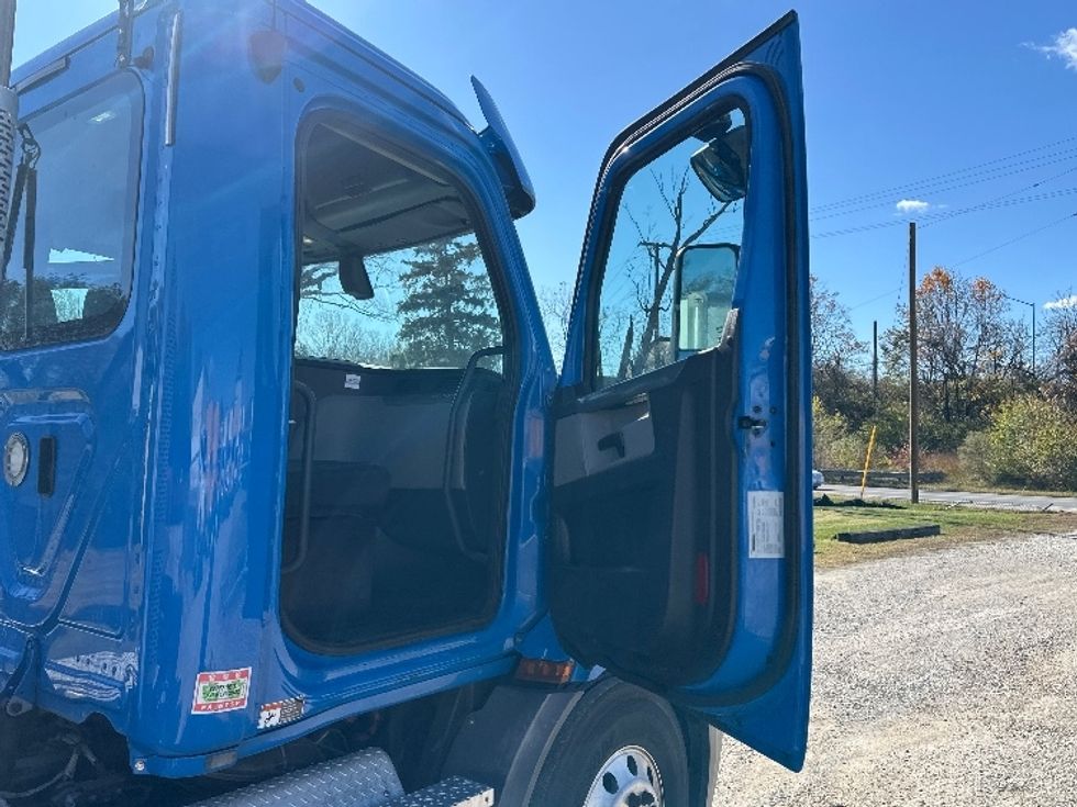 Day Cab Tractor-Heavy Duty Tractors-Freightliner-2019-T11664ST-Prince George-VA-302,468\n\t\tmiles-$ 48,000 - Image 12