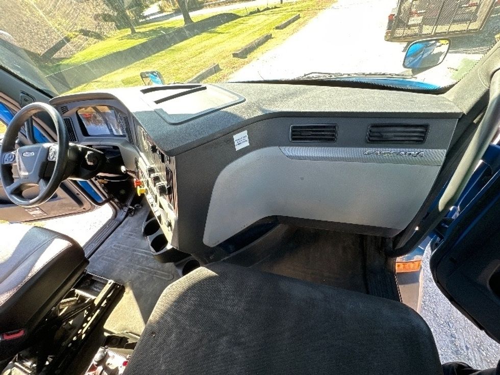 Day Cab Tractor-Heavy Duty Tractors-Freightliner-2019-T11664ST-Prince George-VA-302,468\n\t\tmiles-$ 48,000 - Image 13