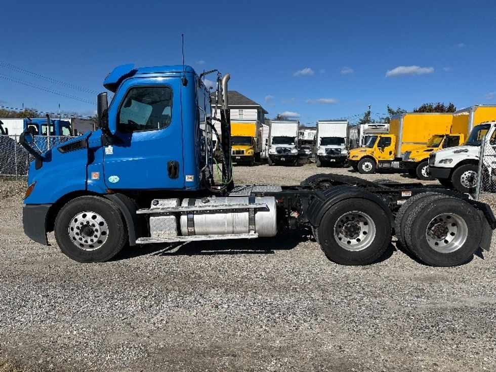 Day Cab Tractor-Heavy Duty Tractors-Freightliner-2019-T11664ST-Prince George-VA-302,468\n\t\tmiles-$ 48,000 - Image 4
