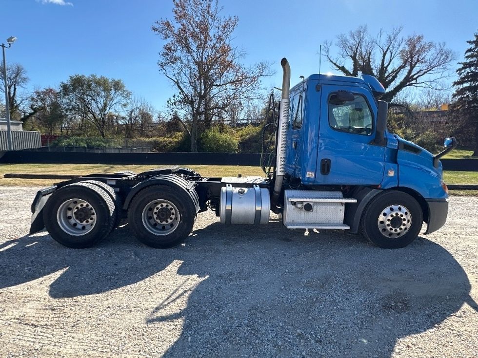 Day Cab Tractor-Heavy Duty Tractors-Freightliner-2019-T11664ST-Prince George-VA-302,468\n\t\tmiles-$ 48,000 - Image 8