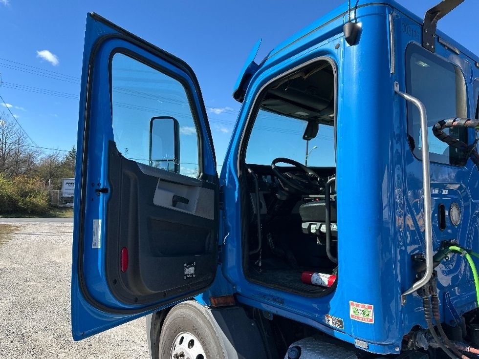 Day Cab Tractor-Heavy Duty Tractors-Freightliner-2019-T11664ST-Prince George-VA-302,468\n\t\tmiles-$ 48,000 - Image 9