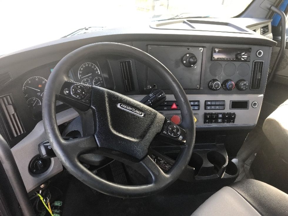 Day Cab Tractor-Heavy Duty Tractors-Freightliner-2019-T11664ST-Prince George-VA-339,996\n\t\tmiles-$ 46,000 - Image 10