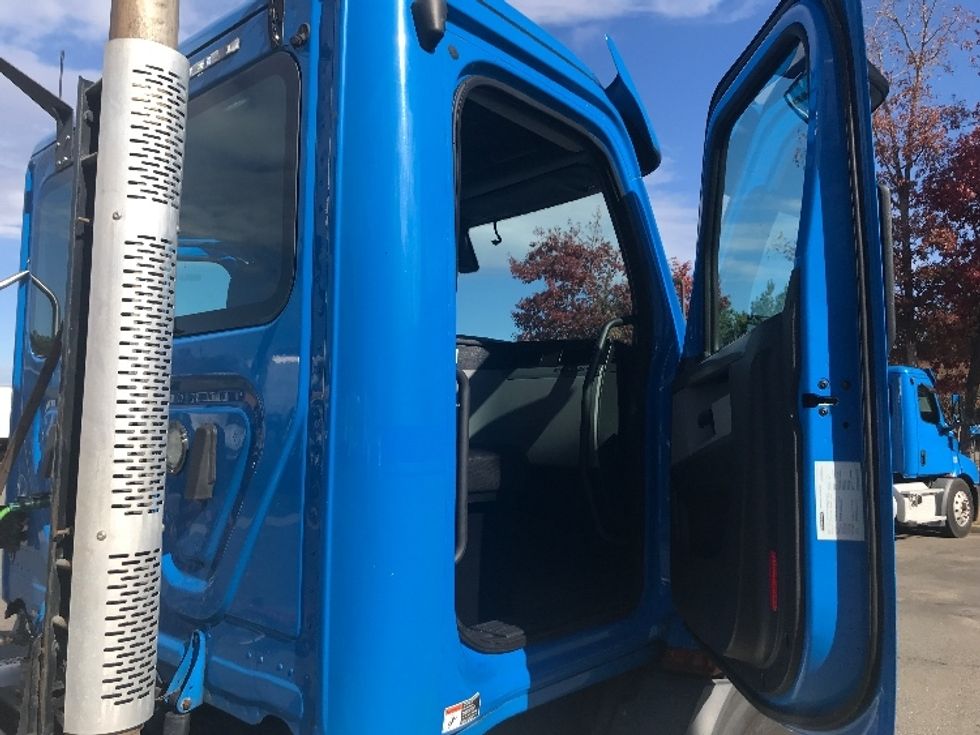 Day Cab Tractor-Heavy Duty Tractors-Freightliner-2019-T11664ST-Prince George-VA-339,996\n\t\tmiles-$ 46,000 - Image 12