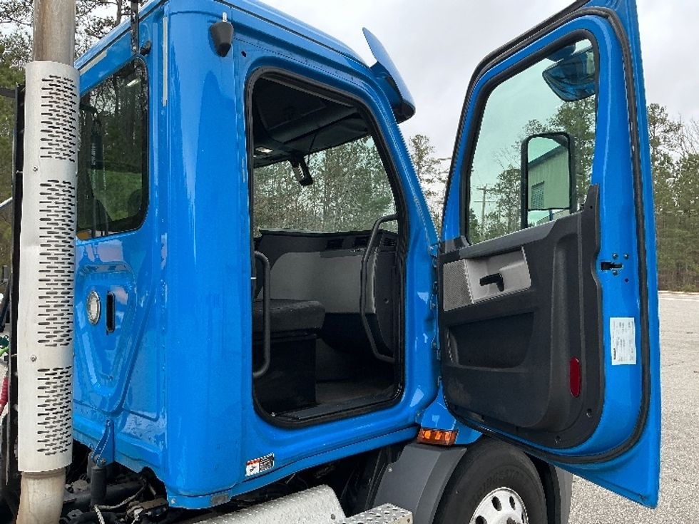 Day Cab Tractor-Heavy Duty Tractors-Freightliner-2019-T11664ST-Prince George-VA-342,563\n\t\tmiles-$ 44,750 - Image 11