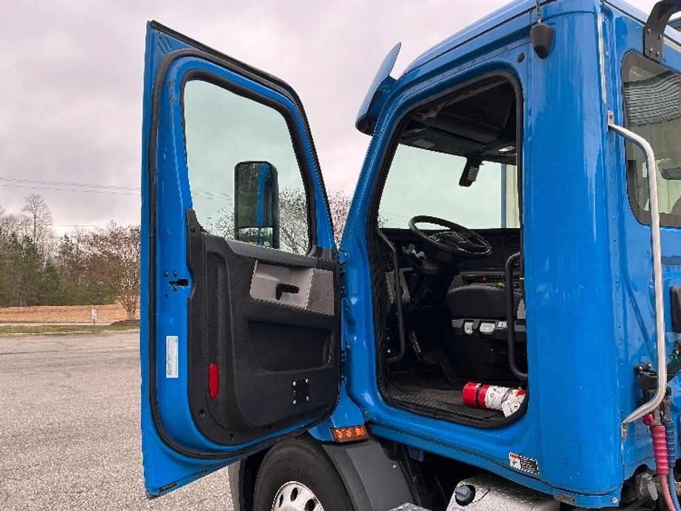 Day Cab Tractor-Heavy Duty Tractors-Freightliner-2019-T11664ST-Prince George-VA-342,563\n\t\tmiles-$ 44,750 - Image 9