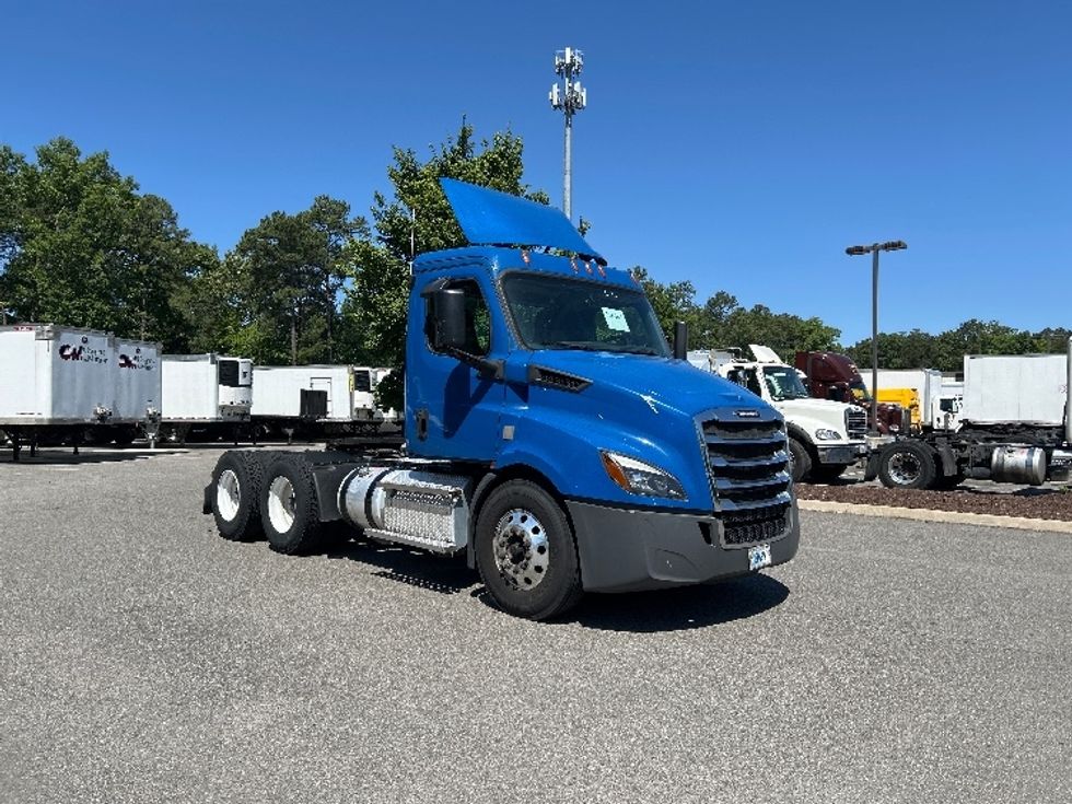 Day Cab Tractor-Heavy Duty Tractors-Freightliner-2019-T11664ST-Prince George-VA-489,910\n\t\tmiles-$ 33,500 - Image 1