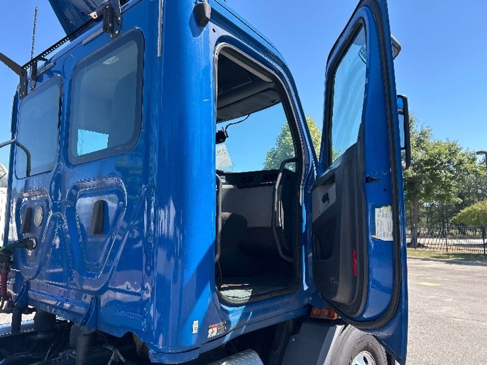 Day Cab Tractor-Heavy Duty Tractors-Freightliner-2019-T11664ST-Prince George-VA-489,910\n\t\tmiles-$ 33,500 - Image 12