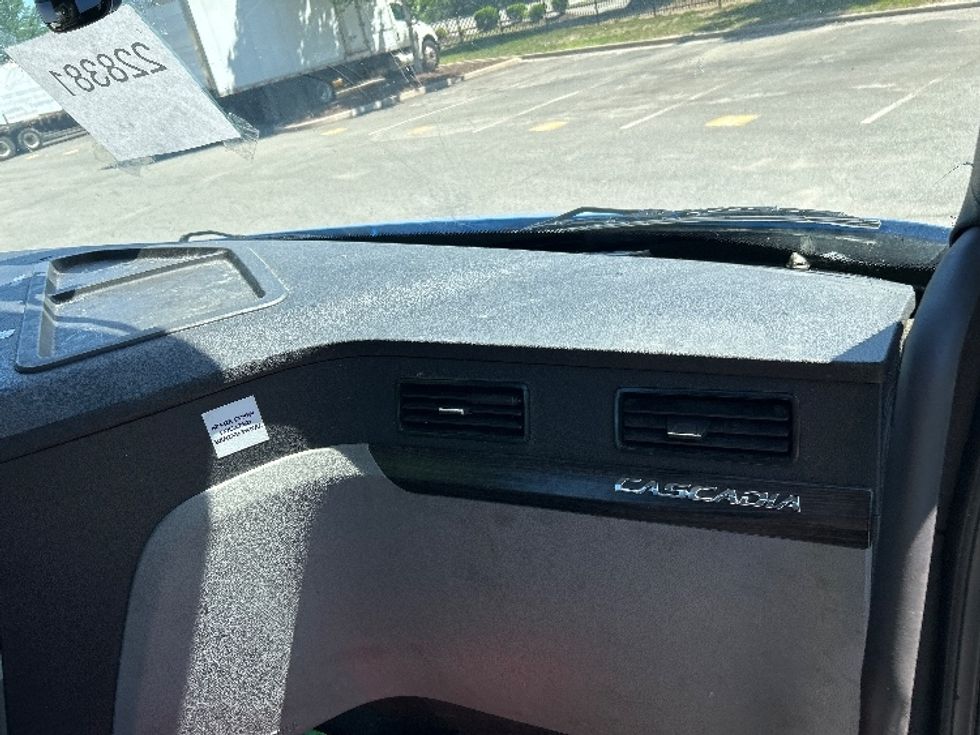 Day Cab Tractor-Heavy Duty Tractors-Freightliner-2019-T11664ST-Prince George-VA-489,910\n\t\tmiles-$ 33,500 - Image 13