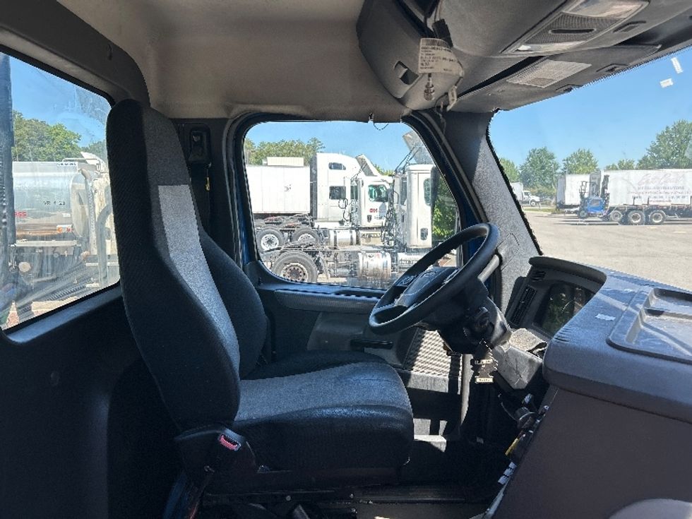 Day Cab Tractor-Heavy Duty Tractors-Freightliner-2019-T11664ST-Prince George-VA-489,910\n\t\tmiles-$ 33,500 - Image 14