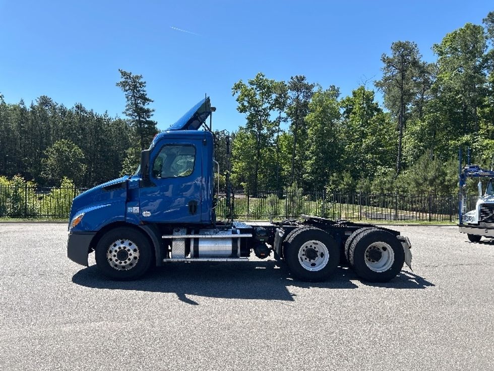 Day Cab Tractor-Heavy Duty Tractors-Freightliner-2019-T11664ST-Prince George-VA-489,910\n\t\tmiles-$ 33,500 - Image 4