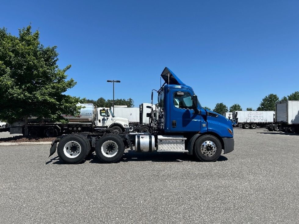 Day Cab Tractor-Heavy Duty Tractors-Freightliner-2019-T11664ST-Prince George-VA-489,910\n\t\tmiles-$ 33,500 - Image 8
