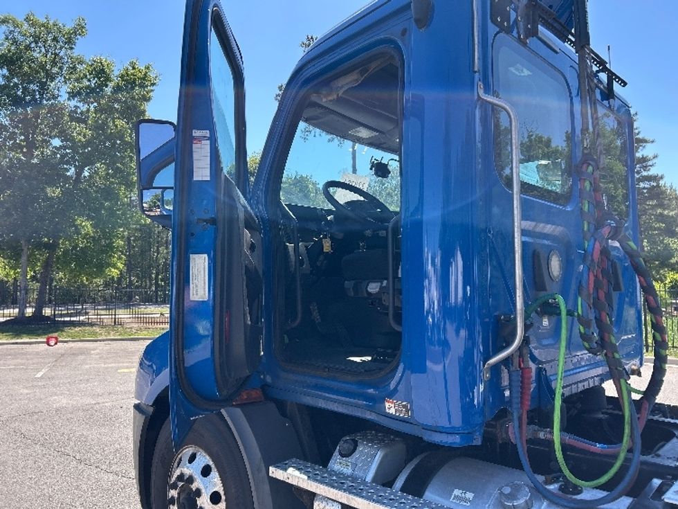 Day Cab Tractor-Heavy Duty Tractors-Freightliner-2019-T11664ST-Prince George-VA-489,910\n\t\tmiles-$ 33,500 - Image 9