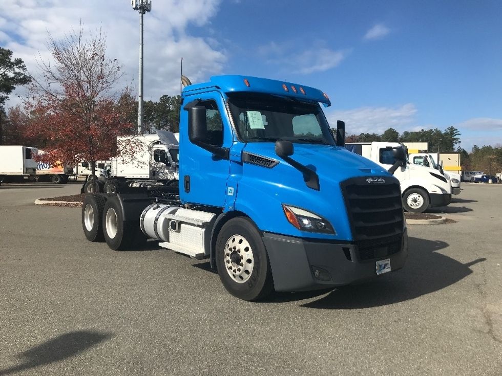 Day Cab Tractor-Heavy Duty Tractors-Freightliner-2019-T11664ST-Prince George-VA-600,737\n\t\tmiles-$ 27,750 - Image 1
