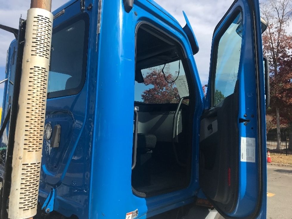 Day Cab Tractor-Heavy Duty Tractors-Freightliner-2019-T11664ST-Prince George-VA-600,737\n\t\tmiles-$ 27,750 - Image 12