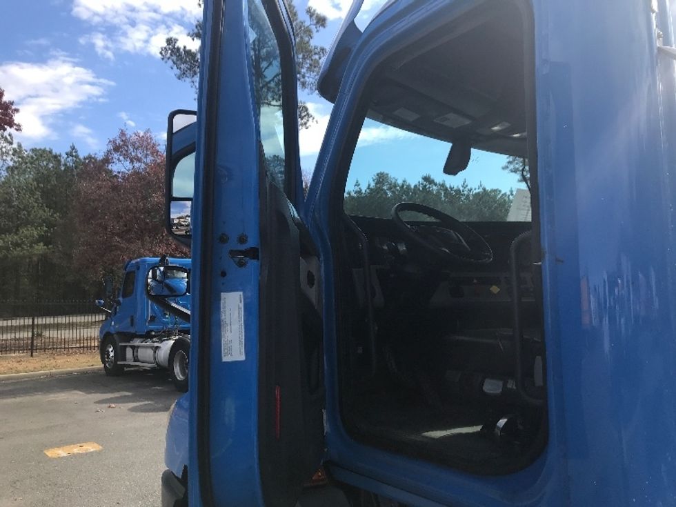 Day Cab Tractor-Heavy Duty Tractors-Freightliner-2019-T11664ST-Prince George-VA-600,737\n\t\tmiles-$ 27,750 - Image 9