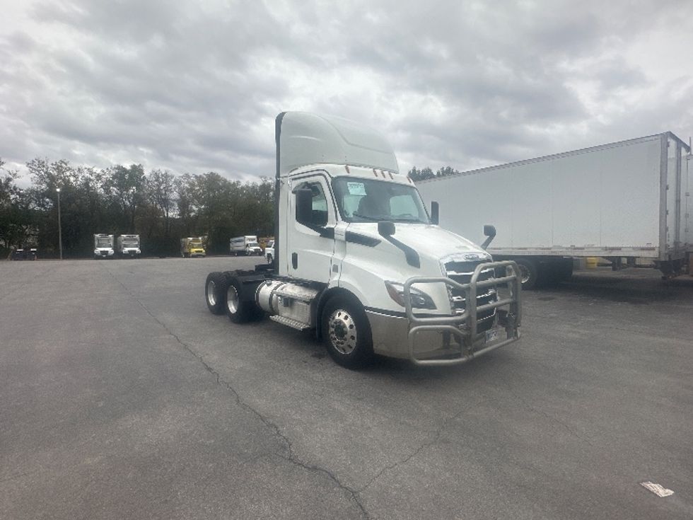 Day Cab Tractor-Heavy Duty Tractors-Freightliner-2019-T11664ST-Roanoke-VA-640,170\n\t\tmiles-$ 25,250 - Image 1