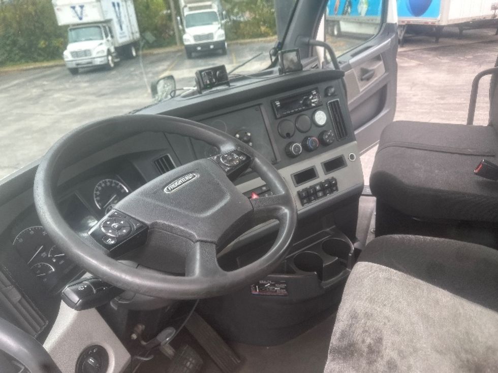 Day Cab Tractor-Heavy Duty Tractors-Freightliner-2019-T11664ST-Roanoke-VA-640,170\n\t\tmiles-$ 25,250 - Image 10