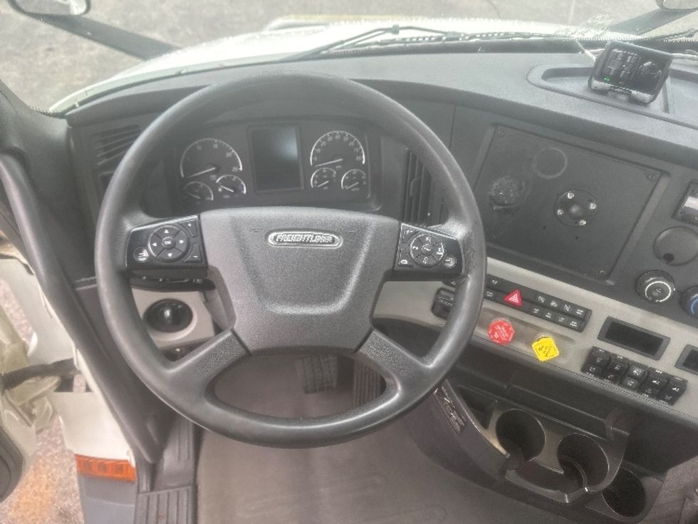 Day Cab Tractor-Heavy Duty Tractors-Freightliner-2019-T11664ST-Roanoke-VA-640,170\n\t\tmiles-$ 25,250 - Image 11