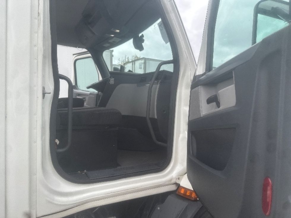 Day Cab Tractor-Heavy Duty Tractors-Freightliner-2019-T11664ST-Roanoke-VA-640,170\n\t\tmiles-$ 25,250 - Image 12