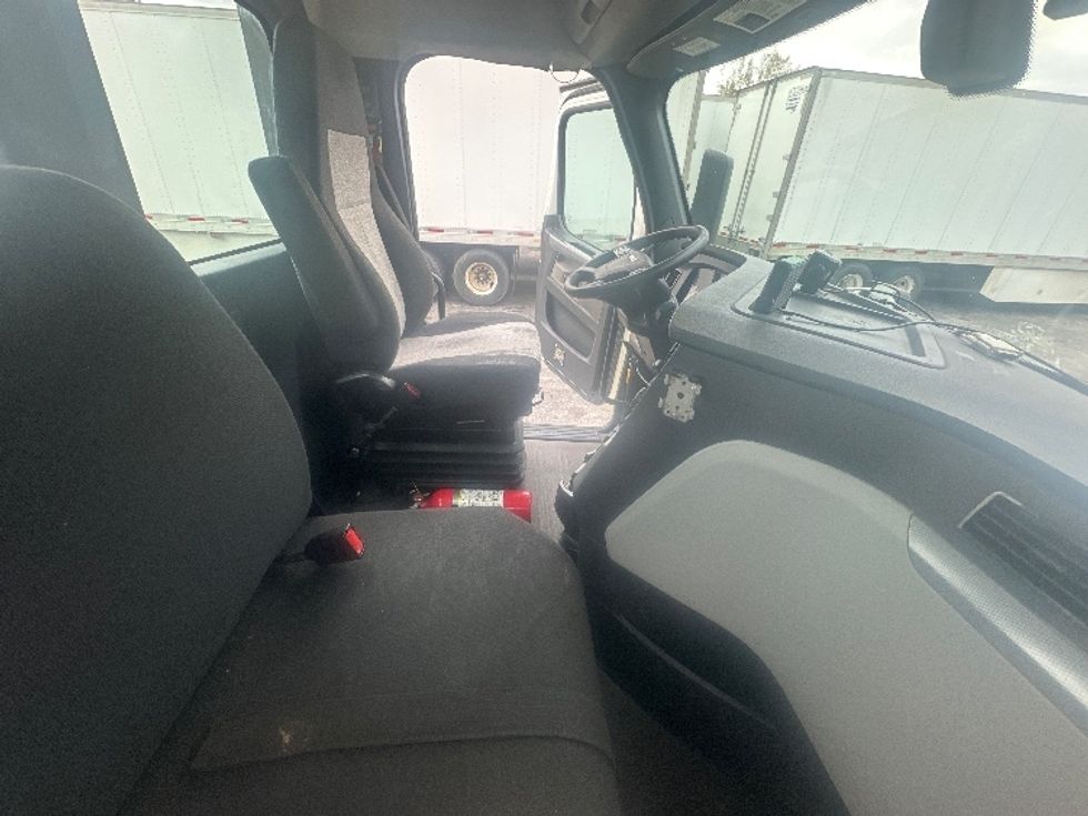 Day Cab Tractor-Heavy Duty Tractors-Freightliner-2019-T11664ST-Roanoke-VA-640,170\n\t\tmiles-$ 25,250 - Image 14